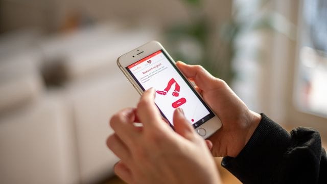 Eine neue App der Herzstiftung gibt kurz und übersichtlich Infos, wie man beim Auffinden einer bewusstlosen Person vorgehen sollte.