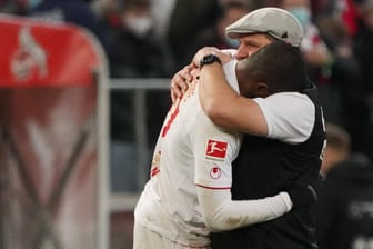 Anthony Modeste weint in den Armen seines Trainers: Der Franzose war wieder einmal der Matchwinner für Köln.