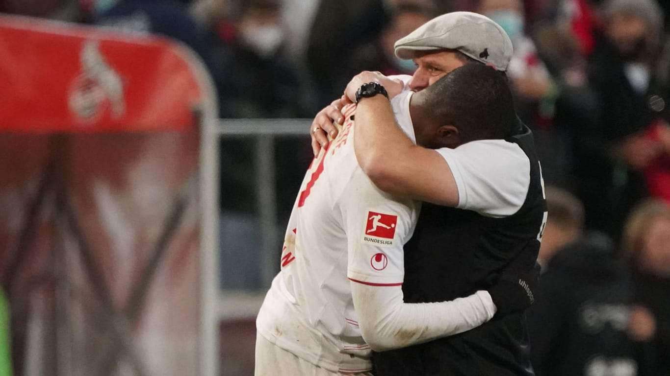Anthony Modeste weint in den Armen seines Trainers: Der Franzose war wieder einmal der Matchwinner für Köln.
