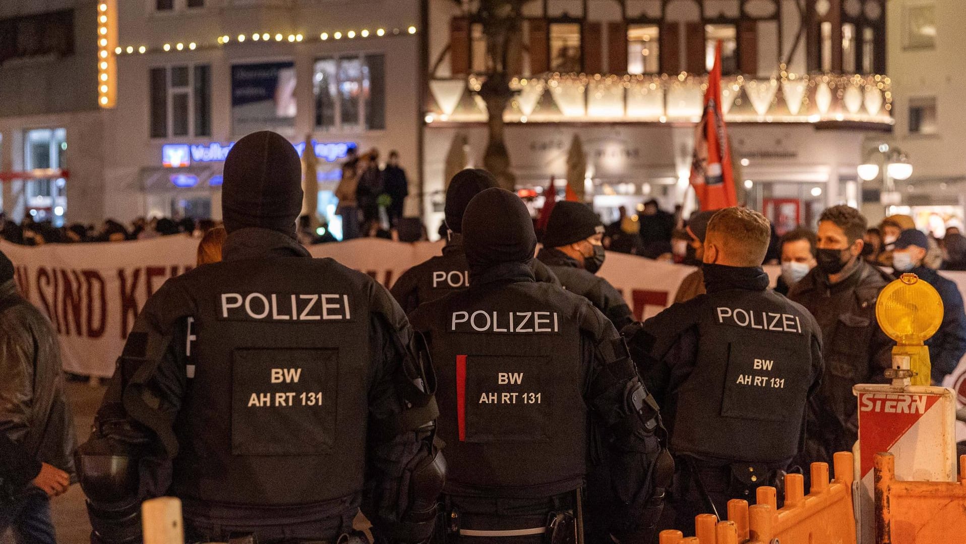 Polizisten überwachen eine Corona-Demonstration: Vor allem unangemeldete Versammlungen stellen die Polizei vor personelle Herausforderungen.