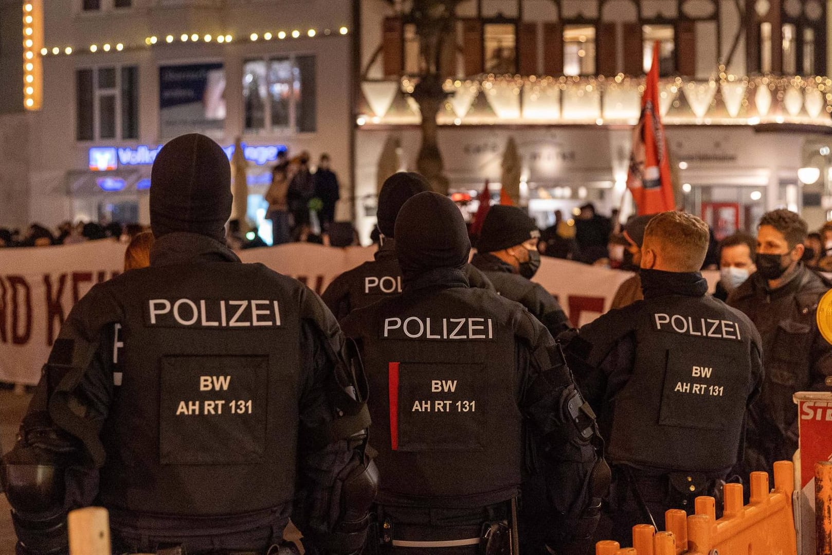 Polizisten überwachen eine Corona-Demonstration: Vor allem unangemeldete Versammlungen stellen die Polizei vor personelle Herausforderungen.