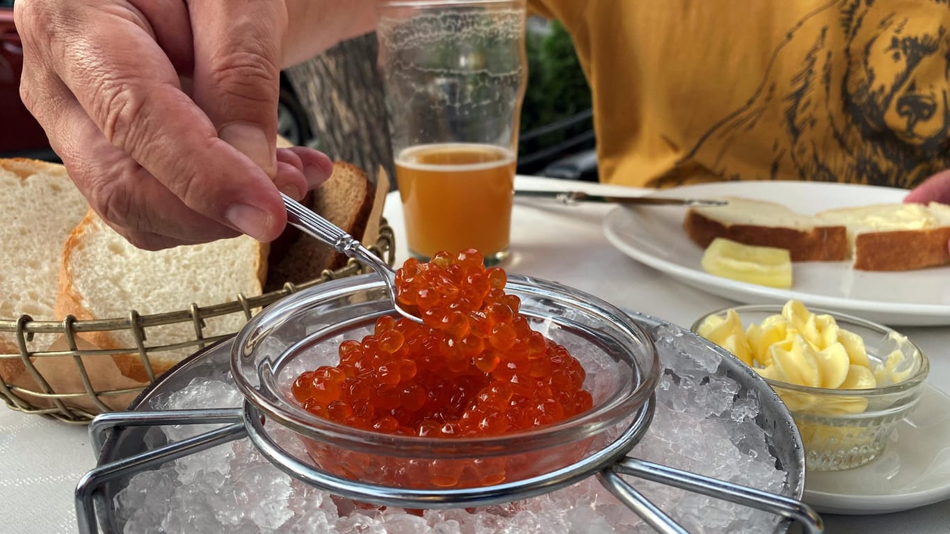 Roter Lachskaviar auf Eis. Die Delikatesse schmeckt auch auf einem gut gebutterten Brot.
