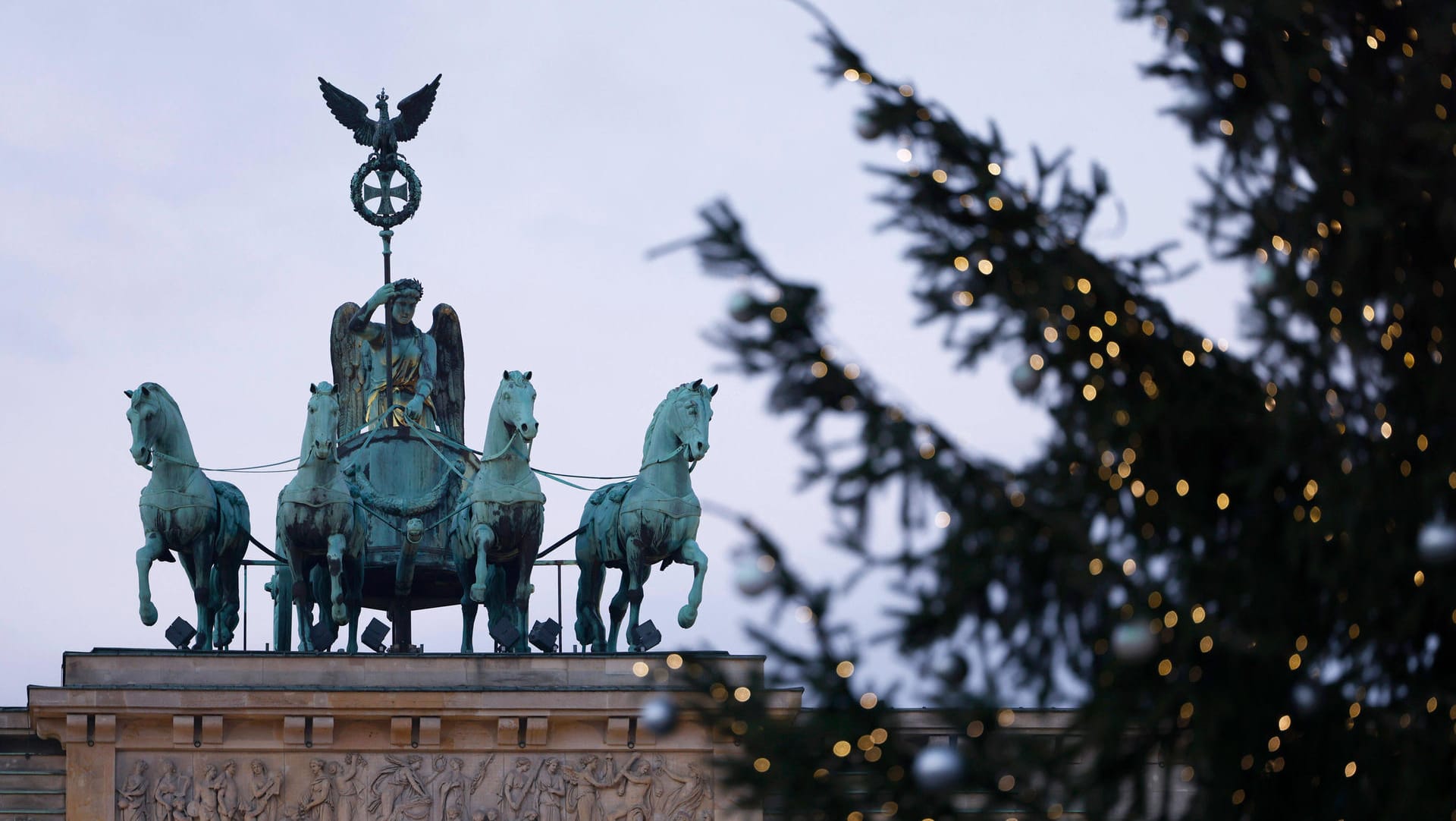 Der Weihnachtsbaum auf dem Pariser Platz vor dem Brandenburger Tor (Symbolbild): Berlin – Stadt der Träume und Wünsche. Doch was genau wünschen sich eigentlich die Berliner für das Jahr 2022?