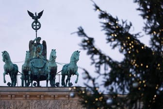 Der Weihnachtsbaum auf dem Pariser Platz vor dem Brandenburger Tor (Symbolbild): Berlin – Stadt der Träume und Wünsche. Doch was genau wünschen sich eigentlich die Berliner für das Jahr 2022?
