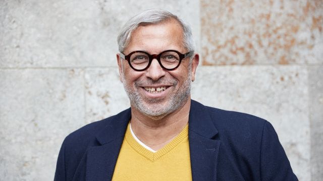 Jimmy Hartwig hat den Abbruch des Drittliga-Spiels in Duisburg als "ganz wichtiges Zeichen" im Kampf gegen Rassismus bezeichnet. Jimmy Hartwig hat den Abbruch des Drittliga-Spiels in Duisburg als "ganz wichtiges Zeichen" im Kampf gegen Rassismus bezeichnet.