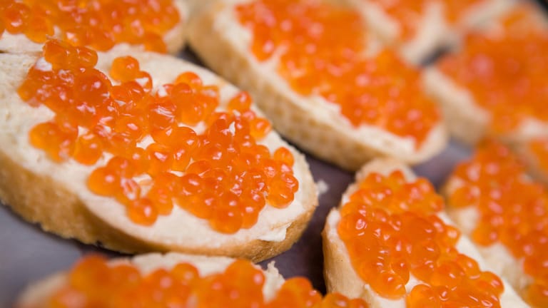Roter Kaviar auf Baguette: Gilt in Russland als Delikatesse.