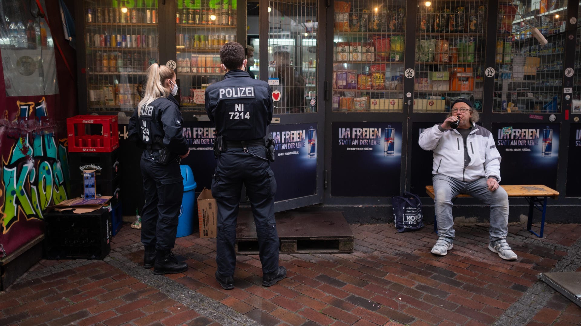 Corona-Kontrolle in Niedersachsen: Aufgrund der Omikron-Variante deuten sich schärfere Maßnahmen an. Corona-Kontrolle in Niedersachsen: Aufgrund der Omikron-Variante deuten sich schärfere Maßnahmen an.