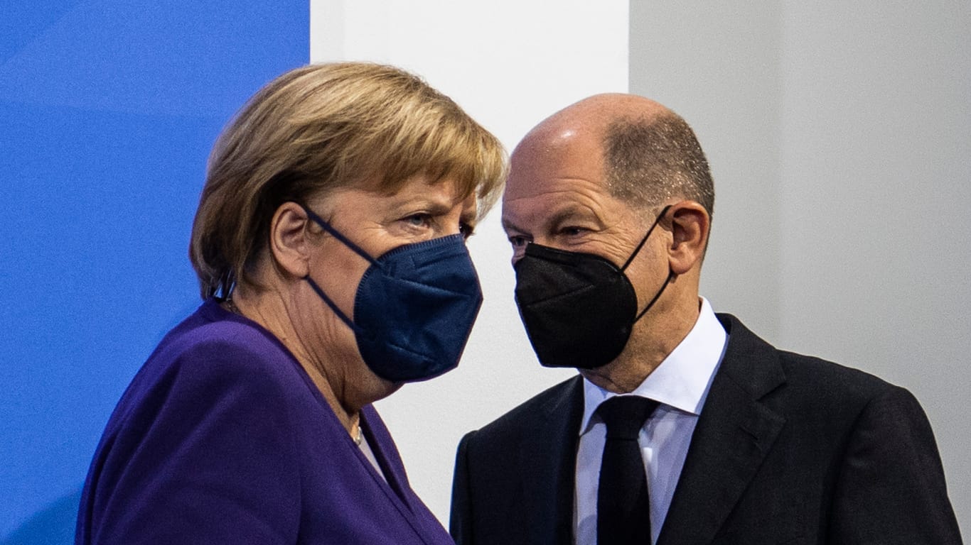 Angela Merkel und Olaf Scholz: Die Bewältigung der Corona-Krise liegt nun in Händen des neuen Kanzlers von den Sozialdemokraten.