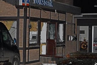 Zerstörter Automatenraum einer Bank in Dorsten: Unbekannte haben hier am Montagmorgen einen Geldautomaten gesprengt.