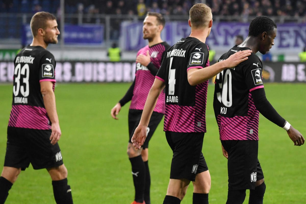 Teamkollege Lukas Gugganig tröstet Aaron Opoku (r.): Der Vorfall in Duisburg überschattete die Drittliga-Partie.