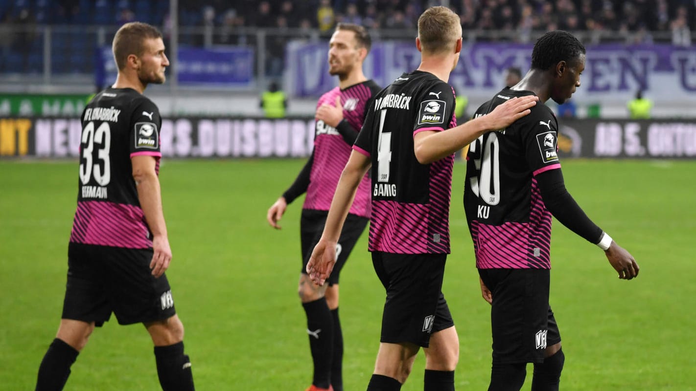 Teamkollege Lukas Gugganig tröstet Aaron Opoku (r.): Der Vorfall in Duisburg überschattete die Drittliga-Partie.