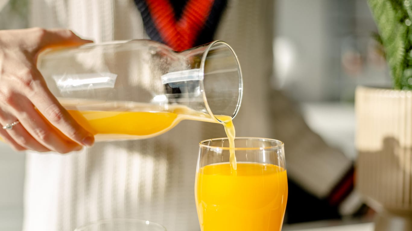 Orangensaft: Die Zeitschrift "Öko-Test" hat 20 Orangensäfte genauer unter die Lupe genommen – und nicht nur ihre Inhaltsstoffe untersucht.