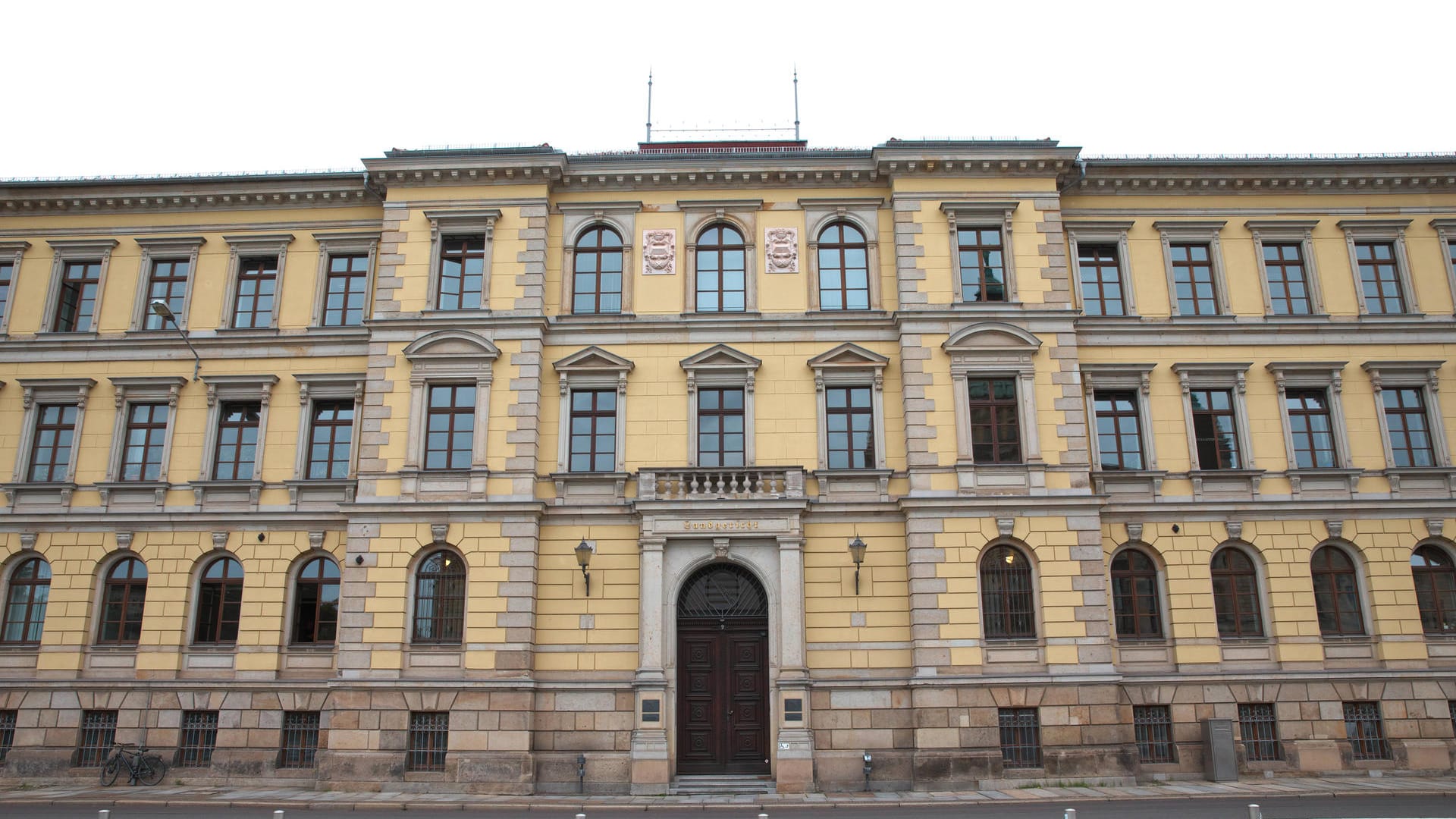 Das Gebäude des Landgerichts Leipzig (Symbolbild): Die Strafe berücksichtigt auch andere Vergehen, die sich der Angeklagte hatte zu Schulden kommen lassen. Das Gebäude des Landgerichts Leipzig (Symbolbild): Die Strafe berücksichtigt auch andere Vergehen, die sich der Angeklagte hatte zu Schulden kommen lassen.