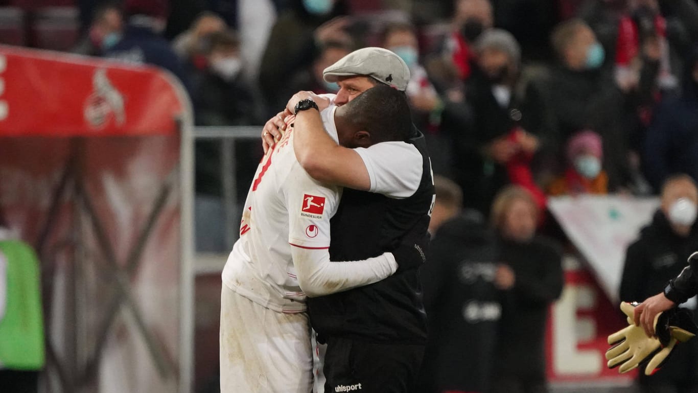 Anthony Modeste weint in den Armen von Trainer Steffen Baumgart: Gestern vor genau drei Jahren verlor der Stürmer seinen Vater Guy.
