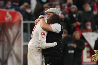 Anthony Modeste weint in den Armen von Trainer Steffen Baumgart: Gestern vor genau drei Jahren verlor der Stürmer seinen Vater Guy.