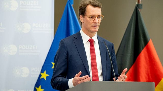Hendrik Wüst (CDU) Hendrik Wüst (CDU)