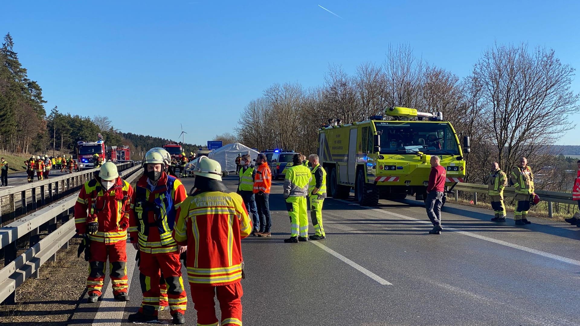 Einsatzkräfte auf der A3: Mindestens acht Personen wurden bei dem Unfall verletzt.