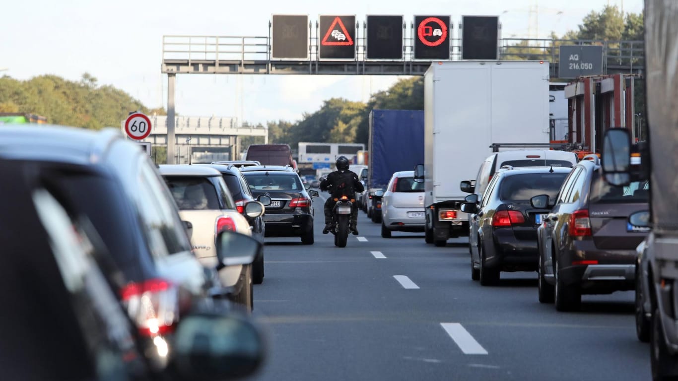 Stau auf der A2 (Symbolbild): Ein Hochzeitskorso ist bei Hannover mit viel zu niedriger Geschwindigkeit über die Autobahn gefahren.
