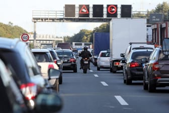 Stau auf der A2 (Symbolbild): Ein Hochzeitskorso ist bei Hannover mit viel zu niedriger Geschwindigkeit über die Autobahn gefahren.