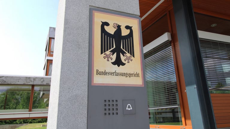 Briefkasten des Bundesverfassungsgerichts in Karlsruhe: Die Klage sei von 23 Personen am vergangenen Dienstag eingereicht worden, erklärte das Gericht.