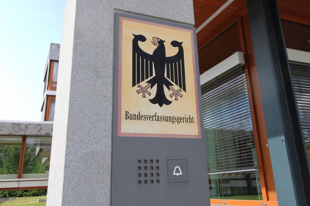 Briefkasten des Bundesverfassungsgerichts in Karlsruhe: Die Klage sei von 23 Personen am vergangenen Dienstag eingereicht worden, erklärte das Gericht.