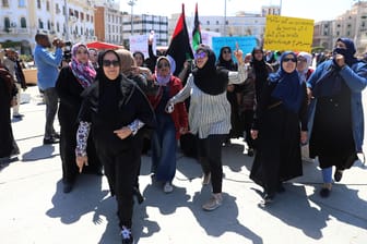 Protestierende Frauen in Libyen 2019 (Archivbild): Die Wahlen zum Jahresende hätten das Land stabilisieren sollen.