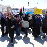 Protestierende Frauen in Libyen 2019 (Archivbild): Die Wahlen zum Jahresende hätten das Land stabilisieren sollen.