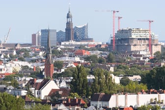 Die Christuskirche der Evangelisch-lutherischen Gemeinde Eimsbüttel ist vor dem Stadtpanorama mit Hauptkirche St. Michaelis (Michel), Elbphilharmonie und Feldstraßen-Bunker zu sehen.