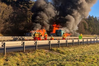 Fahrzeuge auf der A3 in Flammen: Der Brand konnte gelöscht werden.