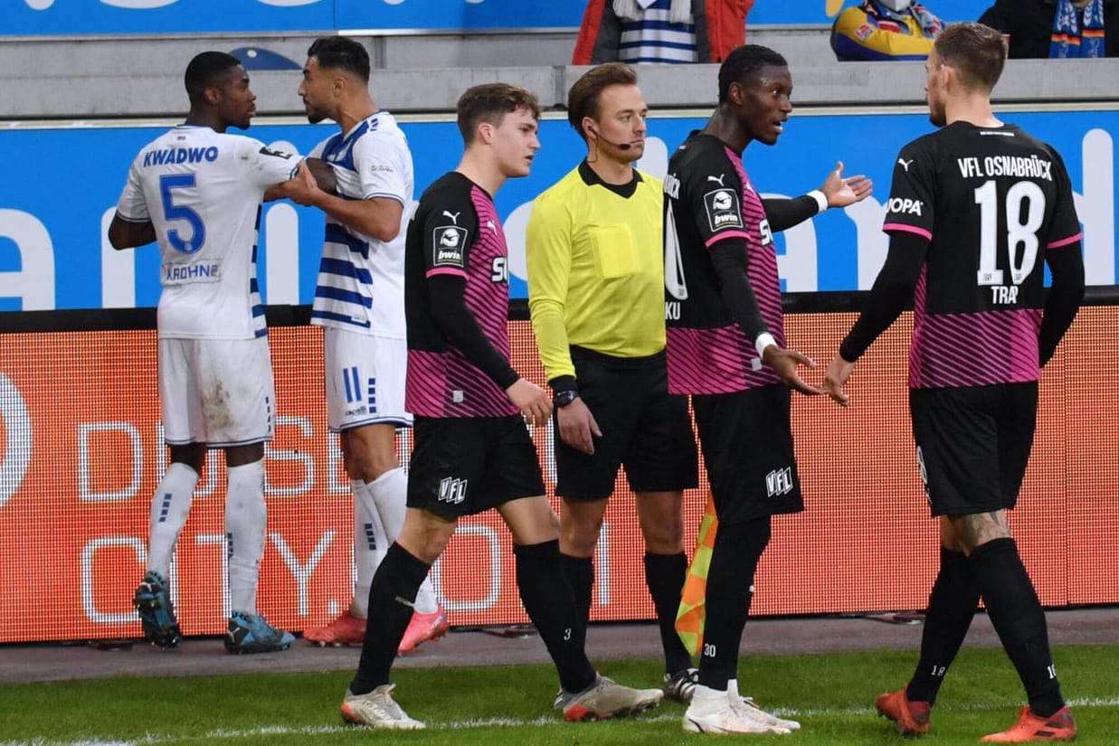 Aaron Opoku (Mitte) vom VfL Osnabrück ist beim Spiel in Duisburg rassistisch beleidigt worden.