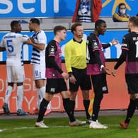Aaron Opoku (Mitte) vom VfL Osnabrück ist beim Spiel in Duisburg rassistisch beleidigt worden.