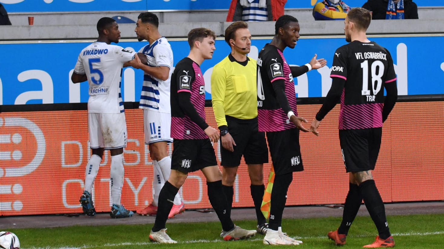 Aaron Opoku (Mitte) vom VfL Osnabrück ist beim Spiel in Duisburg rassistisch beleidigt worden.