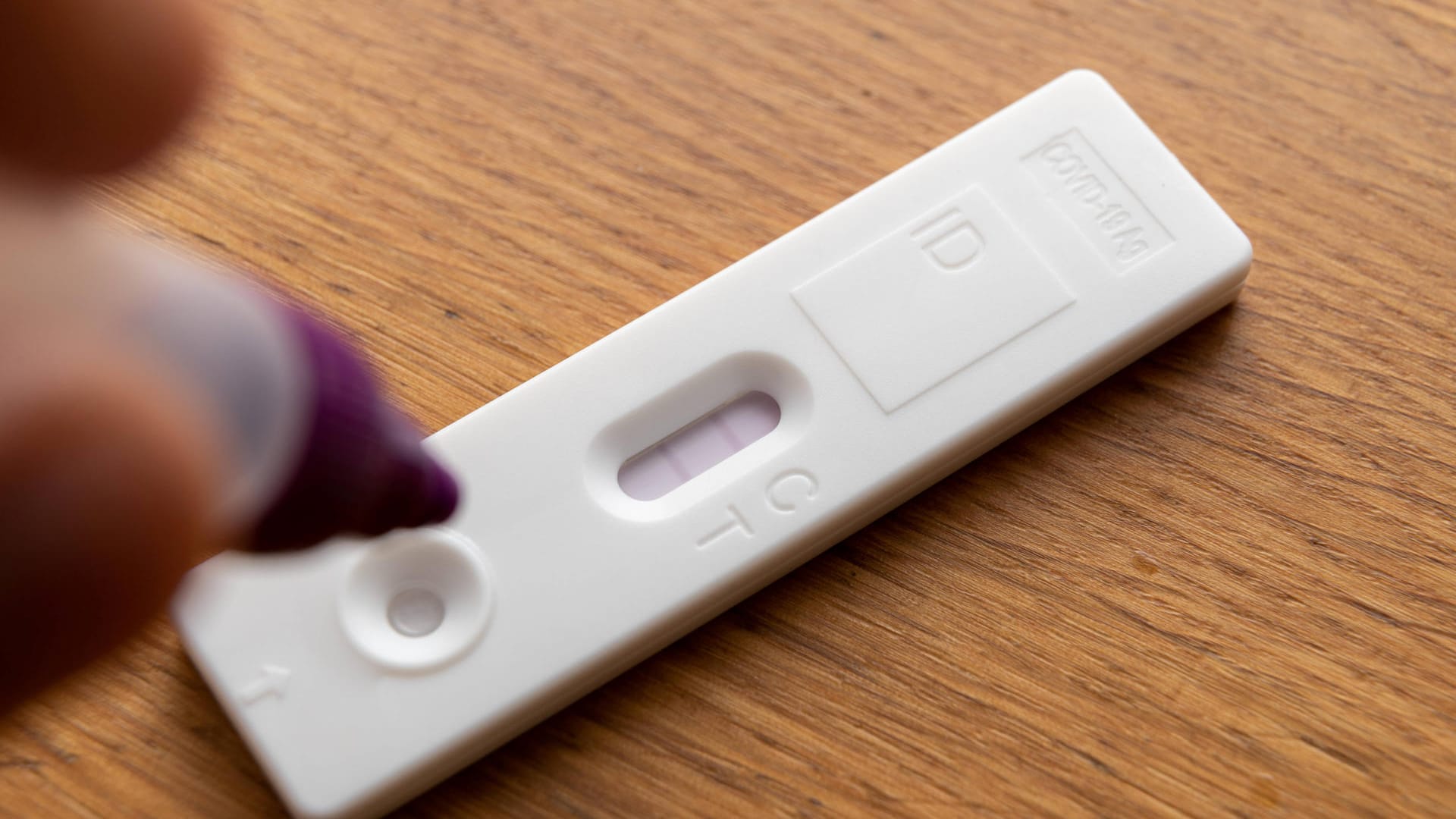 Ein Antigen-Schnelltest (Symbolbild): In Hamburg wurden bereits mehrere Fälle mit dem Coronavirus bestätigt. Ein Antigen-Schnelltest (Symbolbild): In Hamburg wurden bereits mehrere Fälle mit dem Coronavirus bestätigt.
