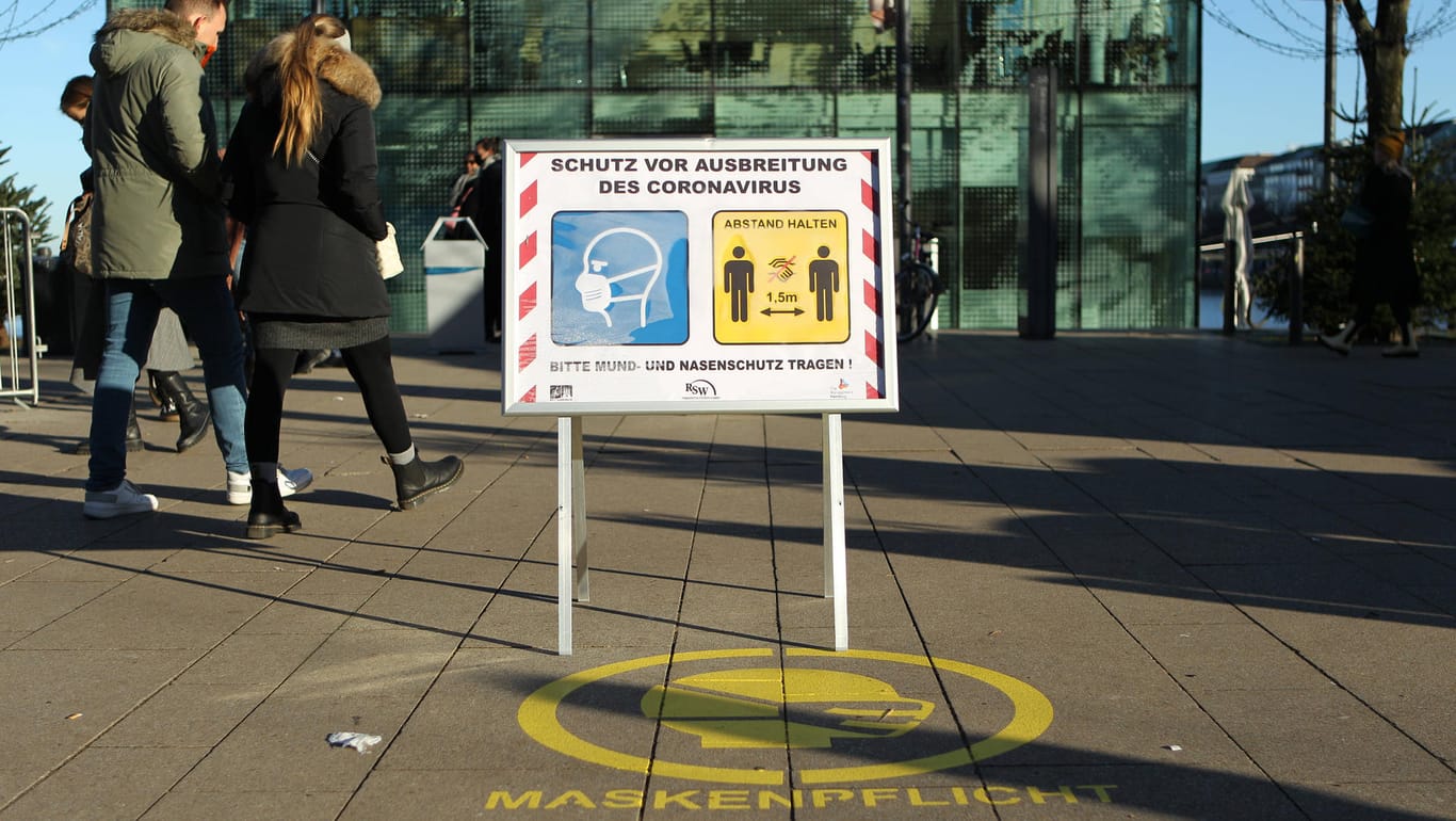 Passanten auf dem Hamburger Jungfernstieg: Ab 28. Dezember sollen sich nur noch maximal zehnte geimpfte oder genesene Personen zu Hause treffen dürfen.