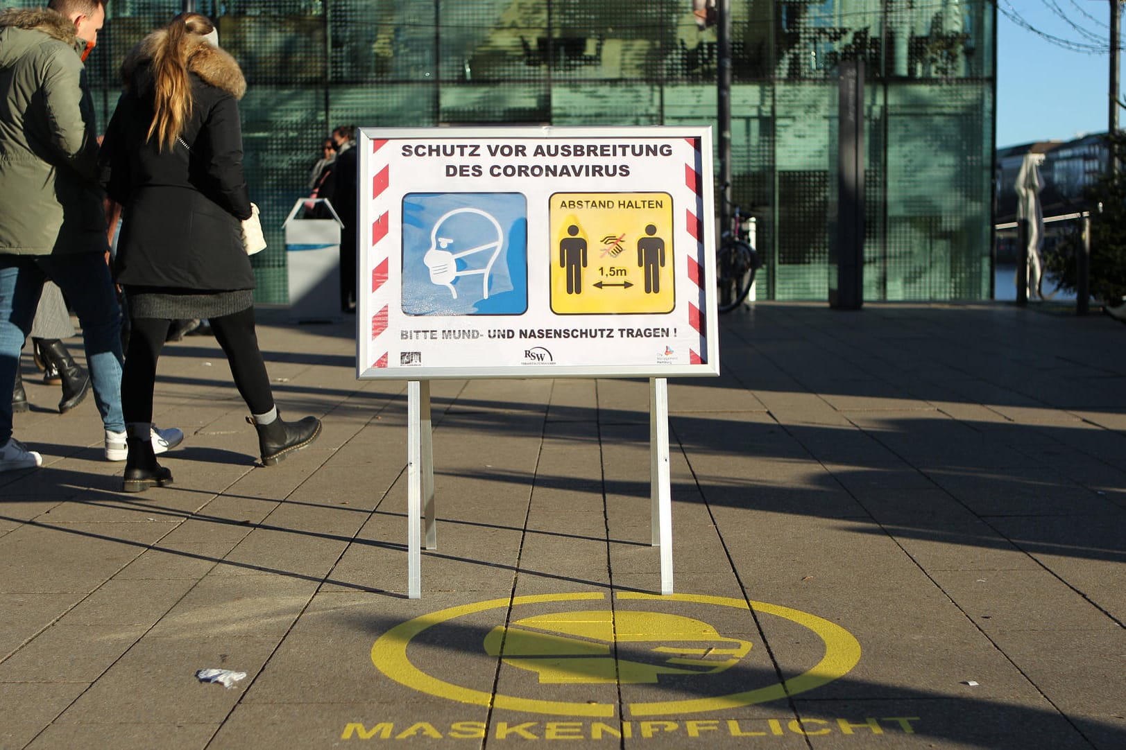 Passanten auf dem Hamburger Jungfernstieg: Ab 28. Dezember sollen sich nur noch maximal zehnte geimpfte oder genesene Personen zu Hause treffen dürfen.