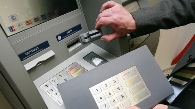 "Skimming"- Technik: Kriminelle montieren Vorsatzgeräte (o) an den Kartenschlitz des Geldautomaten, um die Kartendaten auszulesen.