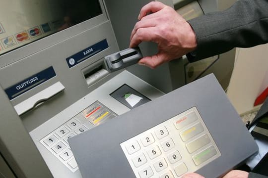 "Skimming"- Technik: Kriminelle montieren Vorsatzgeräte (o) an den Kartenschlitz des Geldautomaten, um die Kartendaten auszulesen. "Skimming"- Technik: Kriminelle montieren Vorsatzgeräte (o) an den Kartenschlitz des Geldautomaten, um die Kartendaten auszulesen.