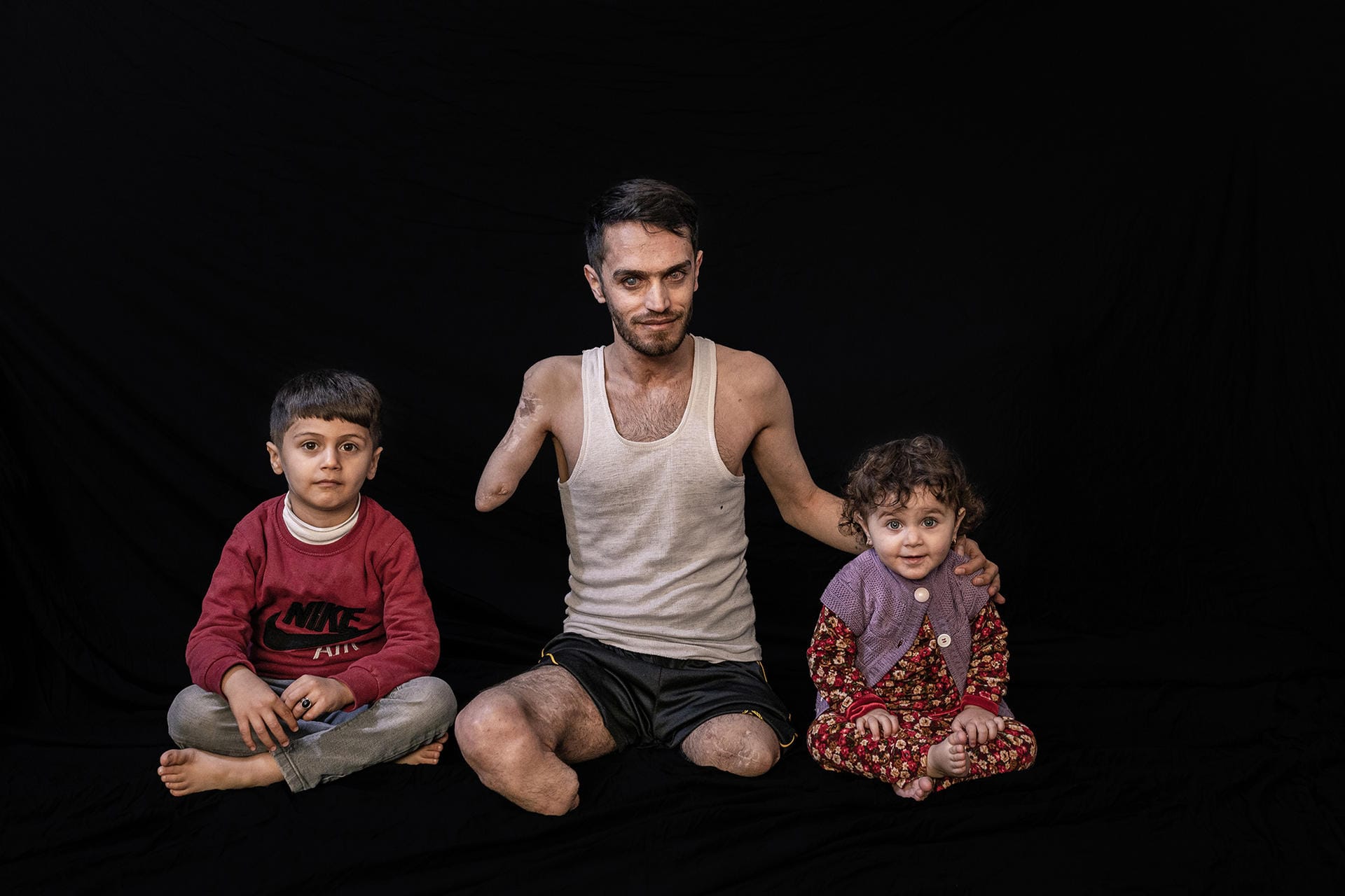 Der 3. Platz 2021 geht an ein Bild aus dem Irak. Der Fotograf Younes Mohammad erzählt von Kindern, deren Väter durch Kriege, Minen und Gefechte verletzt wurden. Und von der Kraft der Kinder, die lernen, mit den Behinderungen ihrer Väter umzugehen.