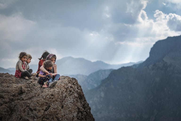 Emily Garthwaite aus Großbritannien fotografiert Kinder im Iran. Sie sind mit ihrer Nomaden-Familie unterwegs und folgen einer jahrtausendealten Tradition: Sie treiben ihre Ziegen- und Schafherden durch tiefe Schluchten und Gebirge zu Grasland und Sommerweiden.