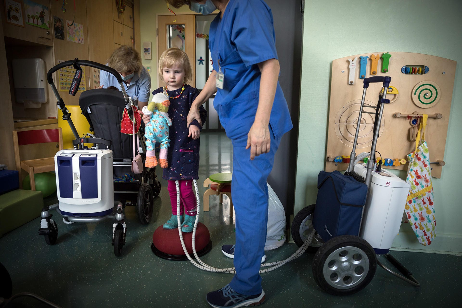 Gordon Welters aus Deutschland erzählt in seinem Bild die Geschichte der dreijährigen Clara. Sie benötigt ein Spenderherz und wohnt aus diesem Grund schon seit Monaten in einem Herzzentrum. Wie sehr die anstrengende Zeit das kleine Mädchen belastet, zeigt das Foto.