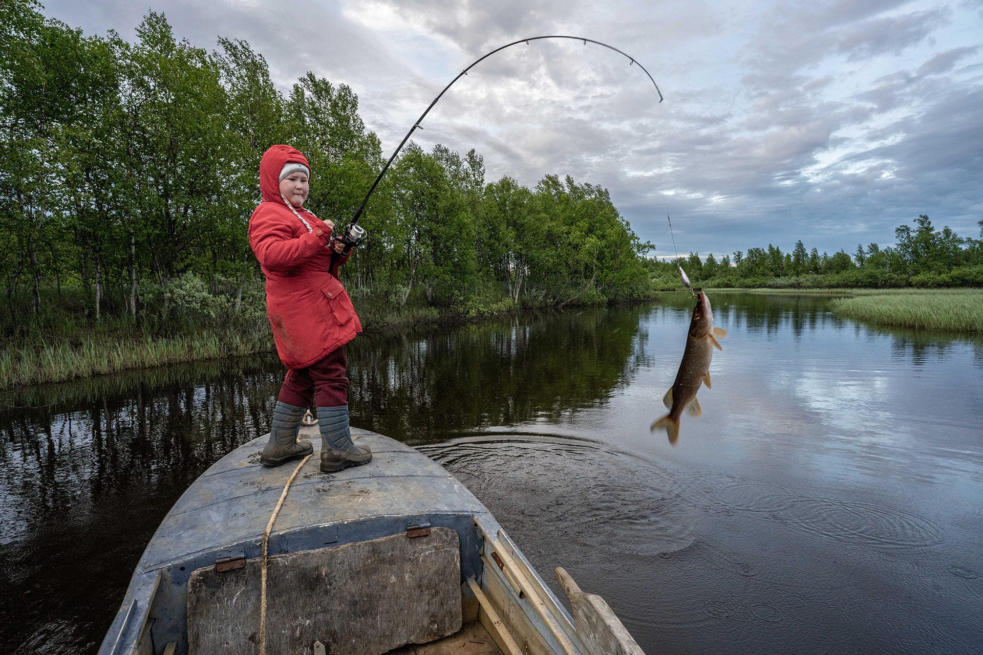 Natalya Saprunova aus Russland zeigt die elfjährige Uliana. Sie gehört zur Volksgruppe der Samen, einer der vielen ethnischen Minderheiten in Sibirien. Ihre Vorfahren waren Nomaden, doch Uliana führt ein Leben zwischen der traditionellen und der modernen Welt.