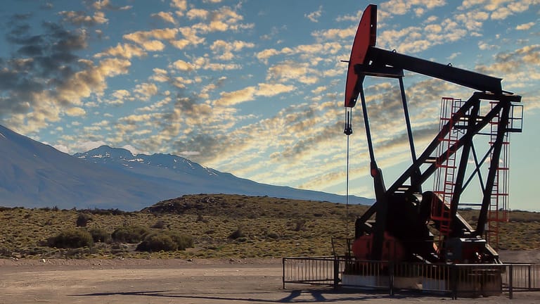 Ölpumpe (Symbolbild): Die Omikron-Sorgen setzen die Ölpreise unter Druck.