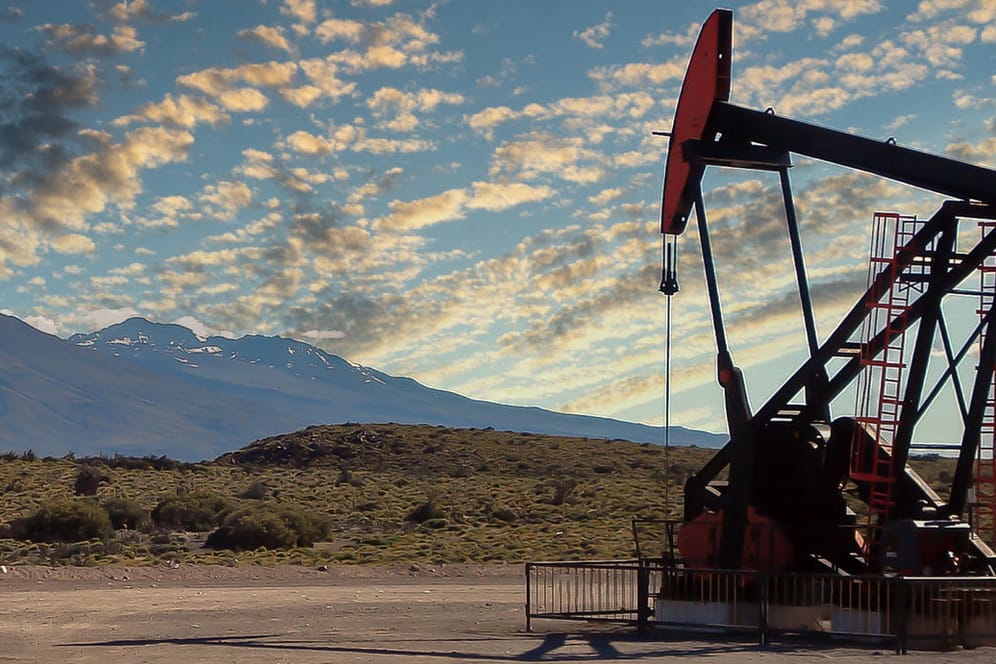 Ölpumpe (Symbolbild): Die Omikron-Sorgen setzen die Ölpreise unter Druck.