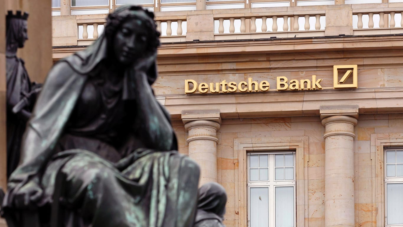 Das Logo der Deutschen Bank (Symbolbild): Eine ehemalige Mitarbeiterin wirft zwei Managern vor, sie sexuell belästigt zu haben.