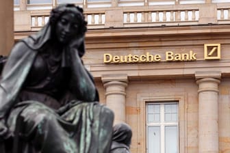 Das Logo der Deutschen Bank (Symbolbild): Eine ehemalige Mitarbeiterin wirft zwei Managern vor, sie sexuell belästigt zu haben.