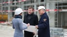 Marcus König, Oberbürgermeister von Nürnberg, auf einer Baustelle (Archivbild): Für Tausende Wohnungen fehlen derzeit geeignete Flächen in der Stadt.