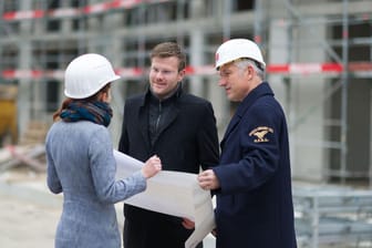 Marcus König, Oberbürgermeister von Nürnberg, auf einer Baustelle (Archivbild): Für Tausende Wohnungen fehlen derzeit geeignete Flächen in der Stadt.