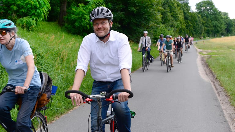 Marcus König, Oberbürgermeister von Nürnberg, bei einer Radtour (Archivbild): Das beste Verkehrsmittel, so König, ist nicht immer das bequemste.