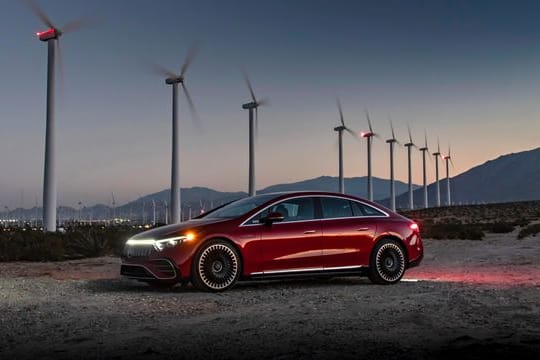 Stärkerer elektrischer Rückenwind: Den EQS bringt Mercedes nun auch in einer noch potenteren AMG-Version.