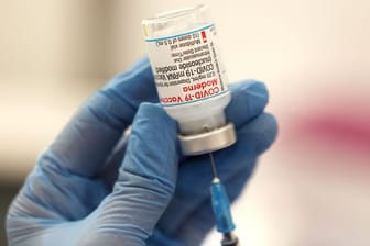 Das Boostern mit dem Moderna-Impfstoff steigert laut Herstellerangaben den Antikörper-Level gegen Omikron erheblich.